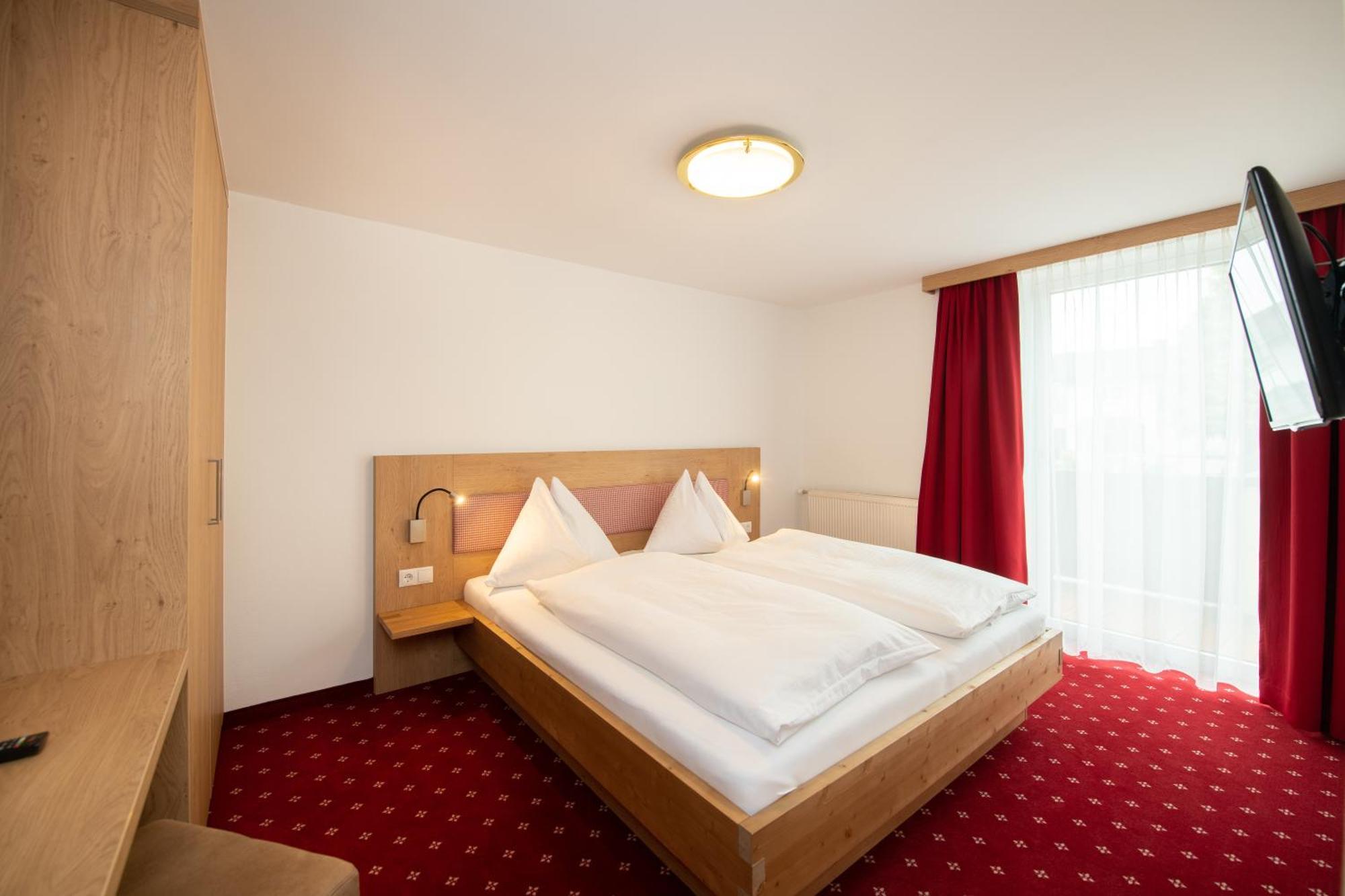 Hotel Gasthof Kroell - Inkl Nationalpark-Karte, 1 X Grossglockner Hochalpenstrasse Kostenlos, 1X Gerlos Alpenstrasse Kostenlos, Krimmler Wasserfaelle Kostenlos, Verschiedene Bergbahnen Kostenlos, Badesee Kostenlos, Bus & Zug Kostenlos, Genusskueche, ニーダーンジル エクステリア 写真