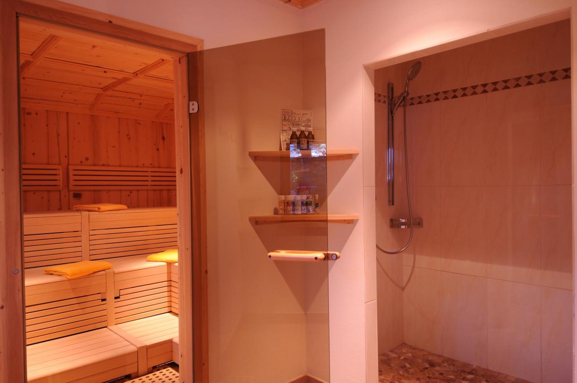 Hotel Gasthof Kroell - Inkl Nationalpark-Karte, 1 X Grossglockner Hochalpenstrasse Kostenlos, 1X Gerlos Alpenstrasse Kostenlos, Krimmler Wasserfaelle Kostenlos, Verschiedene Bergbahnen Kostenlos, Badesee Kostenlos, Bus & Zug Kostenlos, Genusskueche, ニーダーンジル エクステリア 写真